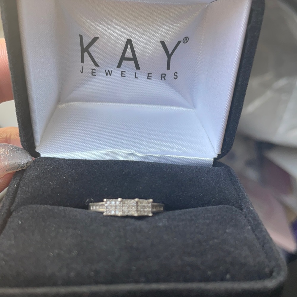 10k WG DIAMOND RING - Picture 2 of 7